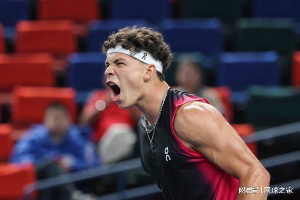 由中场核心 由中场核心