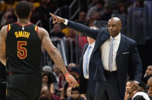 湖人险胜雷霆重回前十詹姆斯25分5失误浓眉27+1