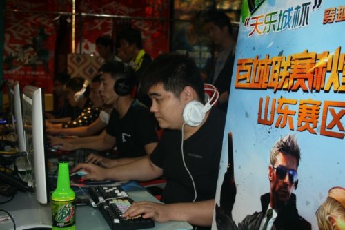 荷兰球星站在球场玩杂技引发愤怒，巴西一场决赛制造4红牌13黄牌.